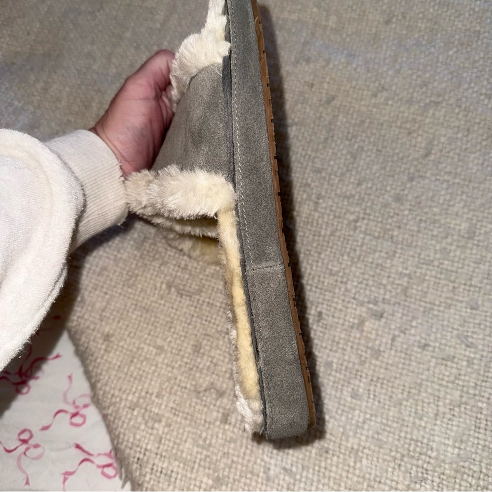 LIKE NEW Minnetonka Grey Sheepskin Suede Slides 9 - Picture 6 of 7